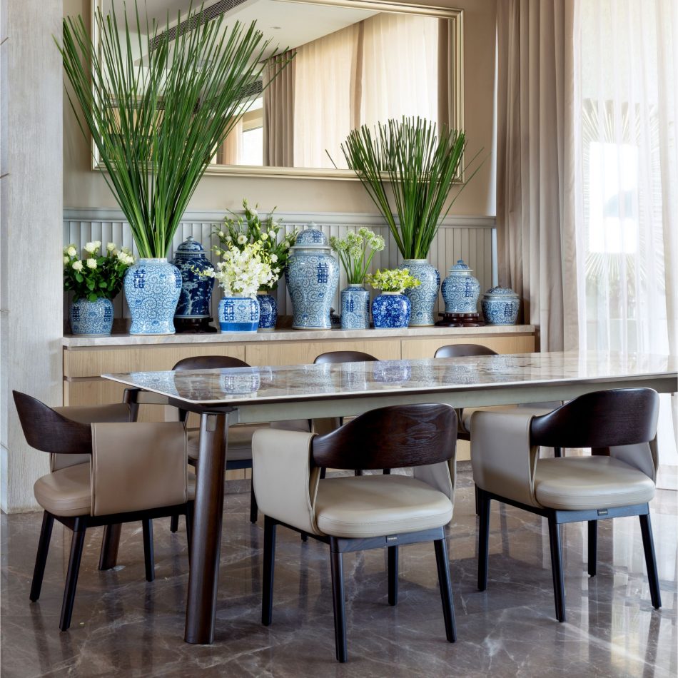 Dining area decored with the Toro table.