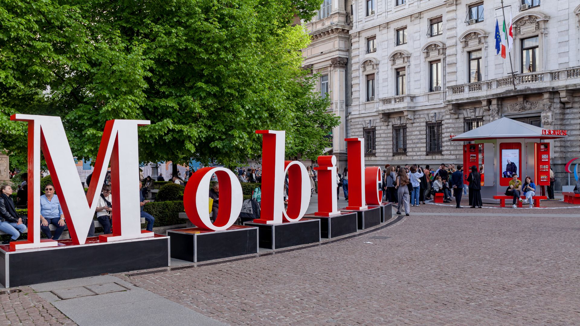 Large red “Mobile” letters animate a lively Milan square during Design Week, where visitors pause, gather, and move between installations that bridge historic architecture with contemporary design culture. This public moment captures the dialogue between Salone del Mobile and Fuorisalone, where the city becomes an open stage for interior design inspiration, shaping new perspectives in modern furniture, and expanding the evolving language of luxury furniture across Milan.