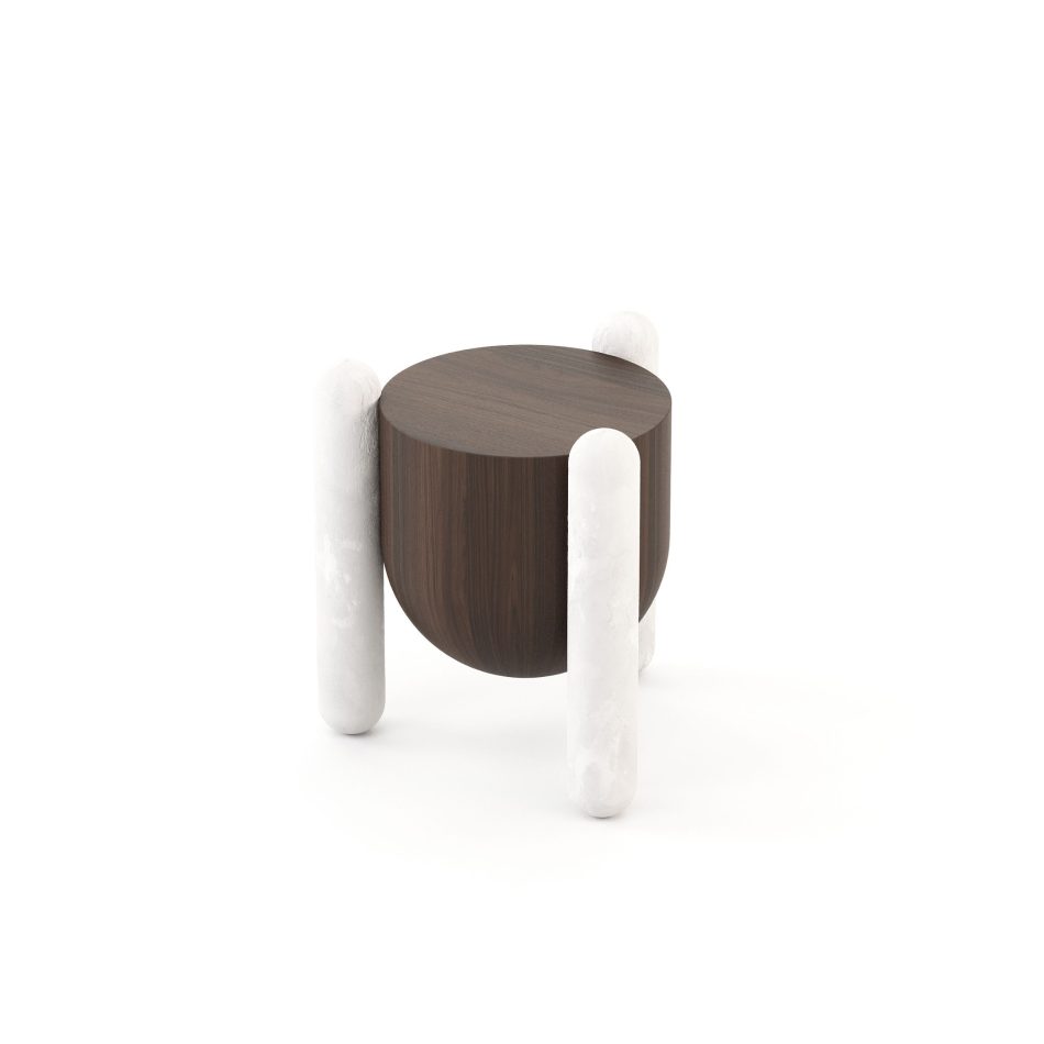 An angled view of the Antónia side table, highlighting the interplay between its solid marble supports and the smooth, curved wood structure at its centre. With its distinctive silhouette, this piece of handmade furniture reflects a refined, minimalist design rooted in traditional Portuguese craftsmanship.